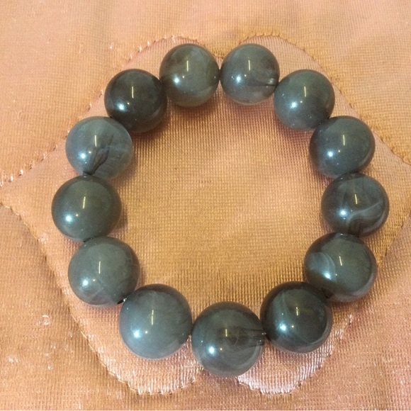 UV reactive grey lucite beaded stretch bracelet - Picture 2 of 7